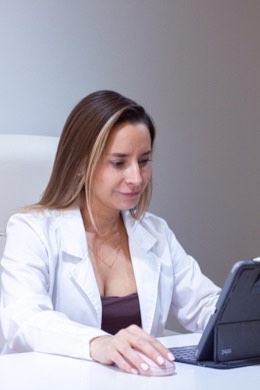 Marianne Müller revisando un plan nutricional